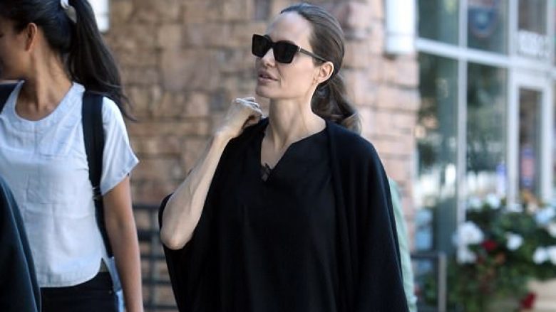 Angelina Jolie fotografohet gjatë një daljeje me fëmijët, ndërsa nuk kishte vënë makijazh (Foto)