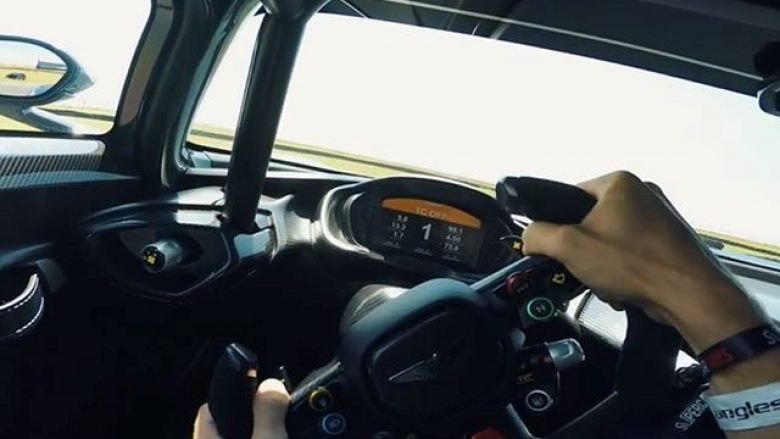 Aston Martin Vulcan në lëvizje, në terren sfidues me 360 kilometra në orë (Video)