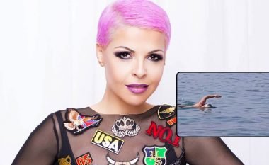 Aurela tregon aftësitë e saj në not (Video)