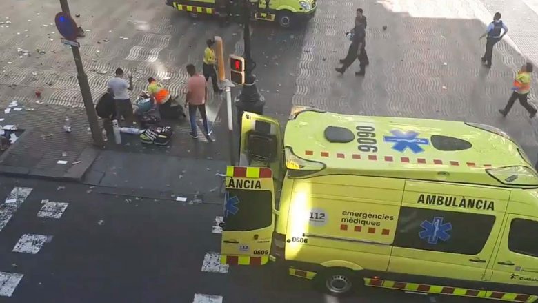 Pamje të tmerrshme: Të lënduarit të shtrirë për tokë, pas sulmit me furgon në Barcelonë (Video,+18)