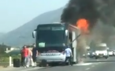 Pasagjerët rrezikojnë jetën për të marrë valixhet nga autobusi (Video)