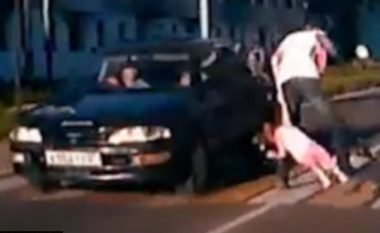 Babai me reflekse të mahnitshme, shpëtoi fëmijën nga përplasja e makinës (Video)