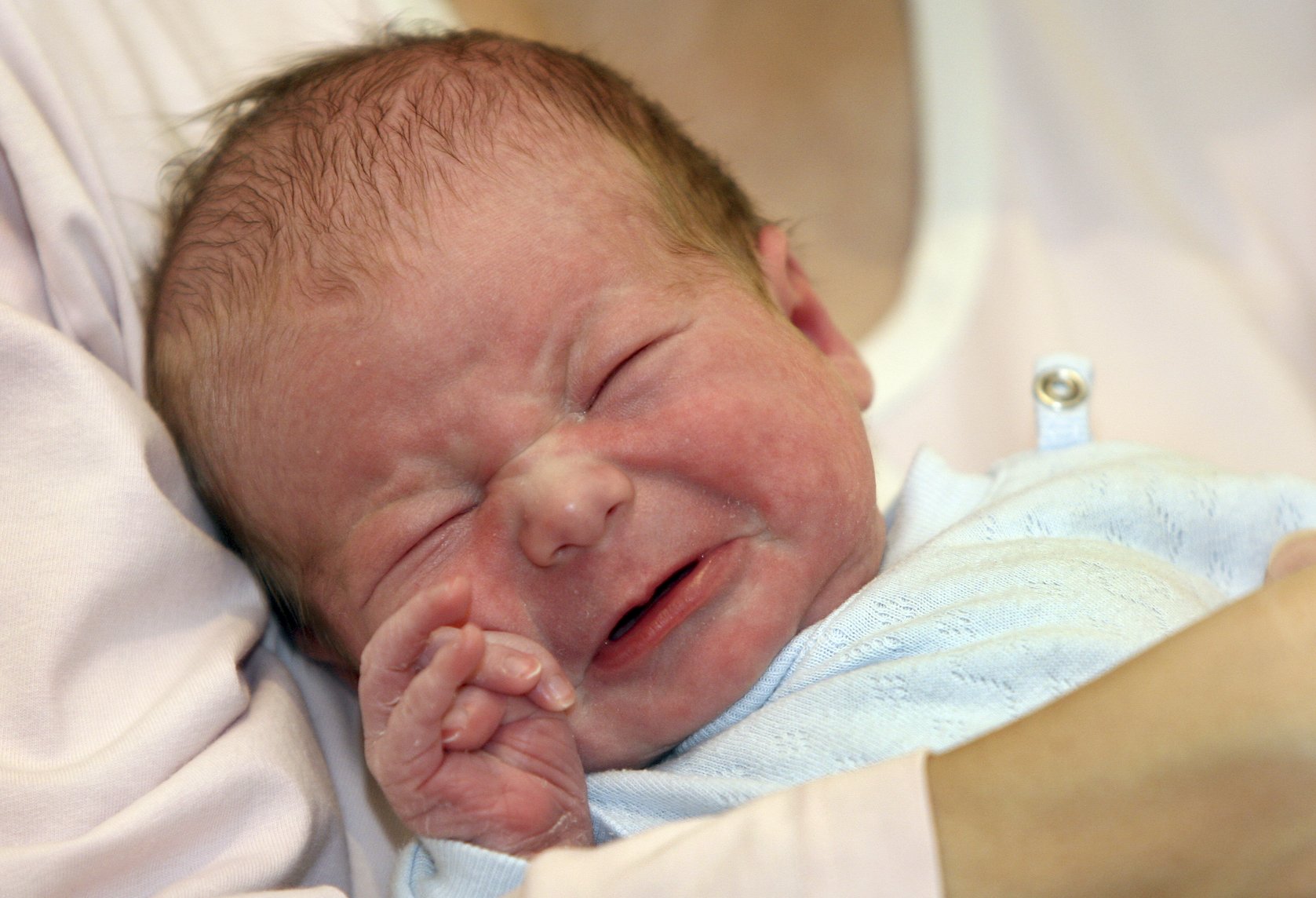 Почему новорожденный в 2. Бленнорея у новорожденных. Конъюнктивит у новорожденных. Глаза новорожденного ребенка.