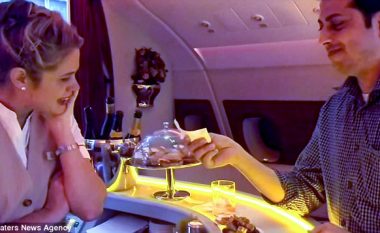Biznesmeni kalon kohën e lirë me lojëra magjie, befason stjuardesën në aeroplan (Video)
