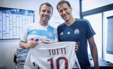 Emmanuel Macron viziton Olympique Marseillen, Garcia i dhuron fanellën e Tottit (Foto)