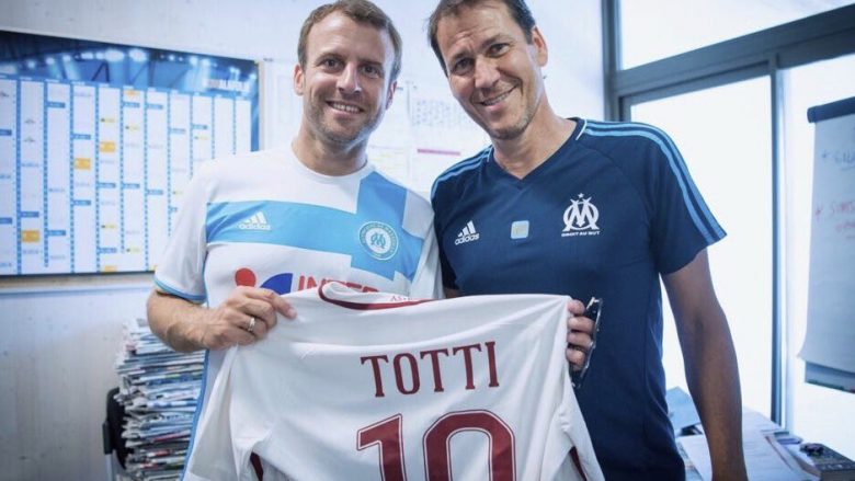 Emmanuel Macron viziton Olympique Marseillen, Garcia i dhuron fanellën e Tottit (Foto)