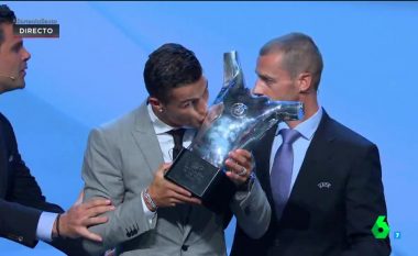 Ronaldo i sukseseve, merr edhe çmimin ‘Lojtari i vitit’ nga UEFA (Foto/Video)