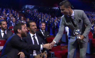 Momenti kur Messi dhe Buffon ia urojnë Ronaldos çmimin kryesor (Video)