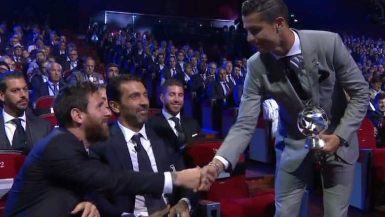 Momenti kur Messi dhe Buffon ia urojnë Ronaldos çmimin kryesor (Video)