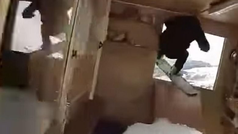 Deshi të hidhej me snowboard, por përplaset keq për dritare (Video)