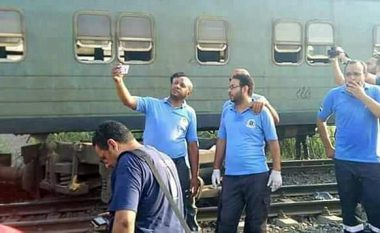 Dënohen infermierët që bënë selfie para trenave të përplasur ku mbetën 41 të vdekur (Foto)