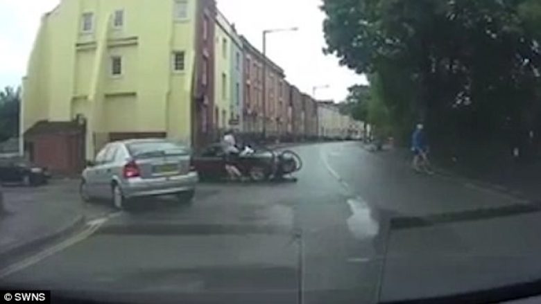 Çiklisti grushton shoferin e veturës në të cilën u përplas (Video)