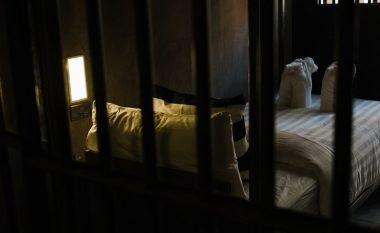 Hoteli që ngjan me burgun, atraksion për ata që duan ta “ndjejnë” qelinë (Foto)