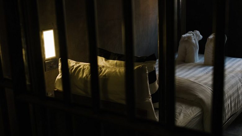 Hoteli që ngjan me burgun, atraksion për ata që duan ta “ndjejnë” qelinë (Foto)