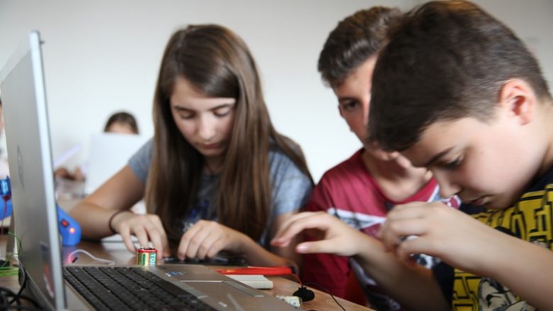 Aftësimi i vajzave në shkenca kompjuterike, një mundësi reale për të ardhmen e tyre