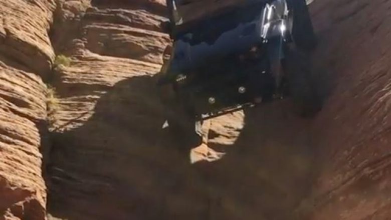 Jeep Wrangler tregon fuqinë në një hapësirë të rrezikshme (Video)