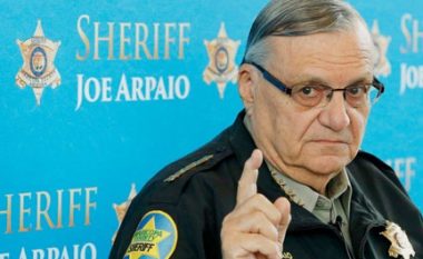 Trump fal sherifin kontrovers të Arizonës
