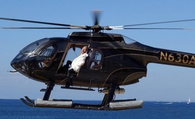 Fotosesioni ‘i rrezikshëm’ i Kate Moss në helikopter, pozon e zhveshur në pjesën e sipërme (Foto, +16)