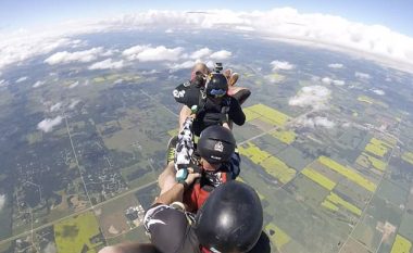 Lëshohen nga aeroplani me parashutë duke imituar rrëshqitjen me sajë (Video)