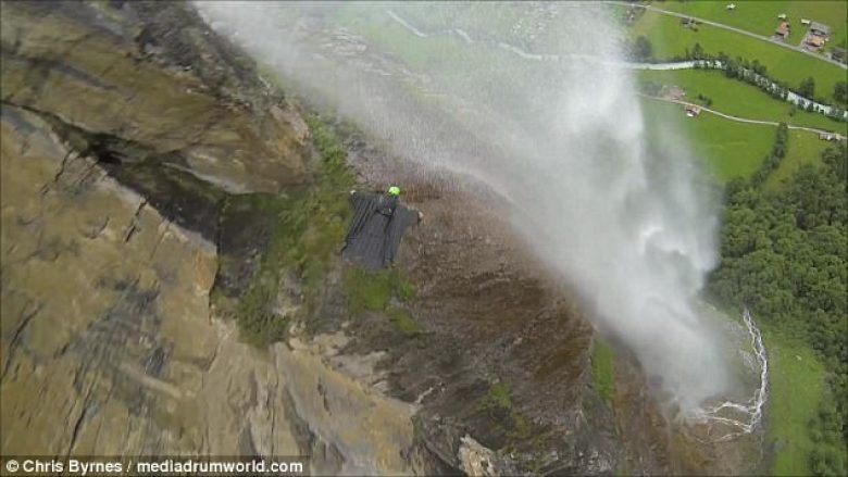 Lëvizte anës shkëmbit me 300 kilometra në orë dhe kaloi poshtë ujëvarës (Video)