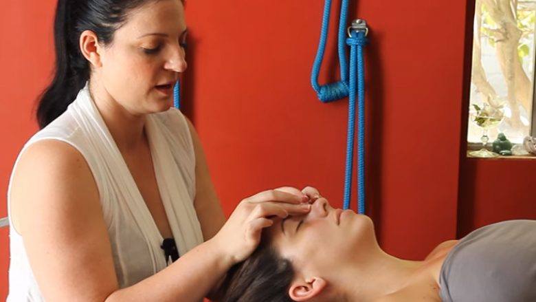 Harroni tabletat: Me ndihmën e masazhit dhembja e kokës pushon për vetëm tre minuta