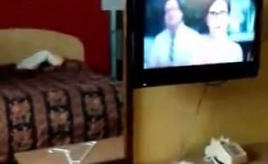 Mashtron se në dhomën e hotelit i ka hyrë një fantazmë që lëvizte gjërat nga vendet (Video)