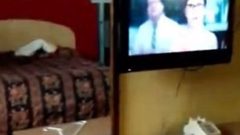 Mashtron se në dhomën e hotelit i ka hyrë një fantazmë që lëvizte gjërat nga vendet (Video)