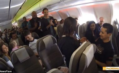 Me ndihmën e stjuardesave, i propozoi të dashurës martesë gjatë fluturimit (Video)