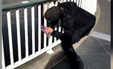 Ngatërroi rrethojën e urës me bankomat, provoi të nxjerrë para (Video)
