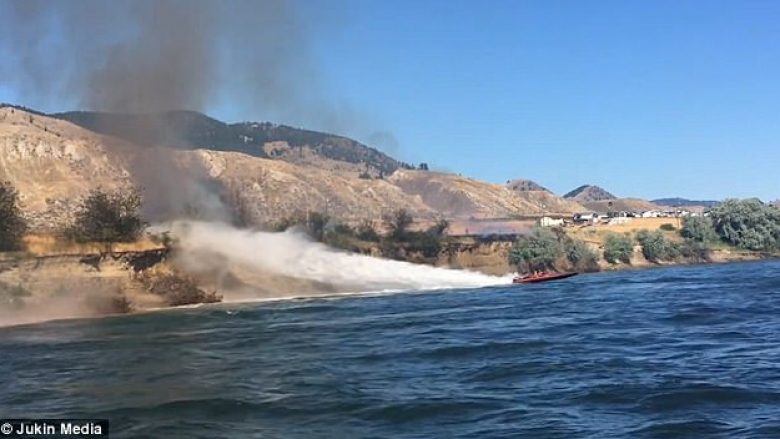 Përmes manovrave të barkës fiku zjarrin që kishte përfshirë pemët (Video)