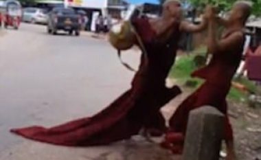 Njihen si shumë të qetë, dy murgj rrihen ashpër në mes të rrugës (Video)