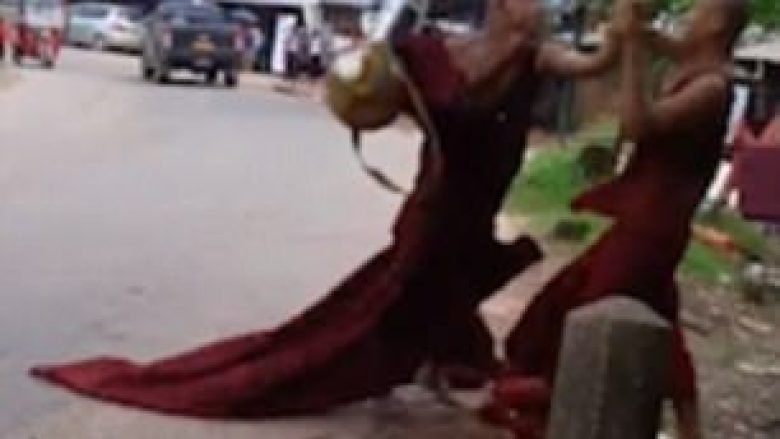 Njihen si shumë të qetë, dy murgj rrihen ashpër në mes të rrugës (Video)