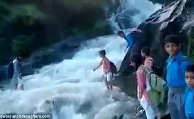 Për të shkuar në shkollën, nxënësit detyrohen ta kalojnë lumin e rrëmbyeshëm (Video)