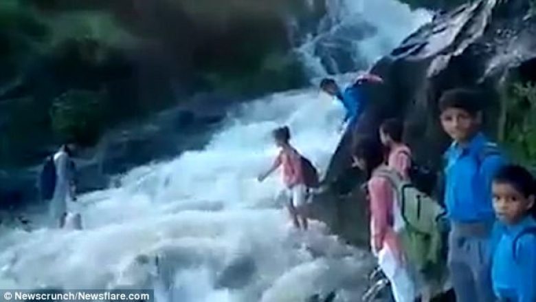 Për të shkuar në shkollën, nxënësit detyrohen ta kalojnë lumin e rrëmbyeshëm (Video)