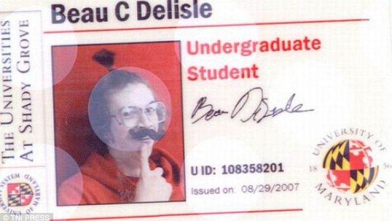Portretet qesharake të studentëve në kartelat identifikuese (Foto)