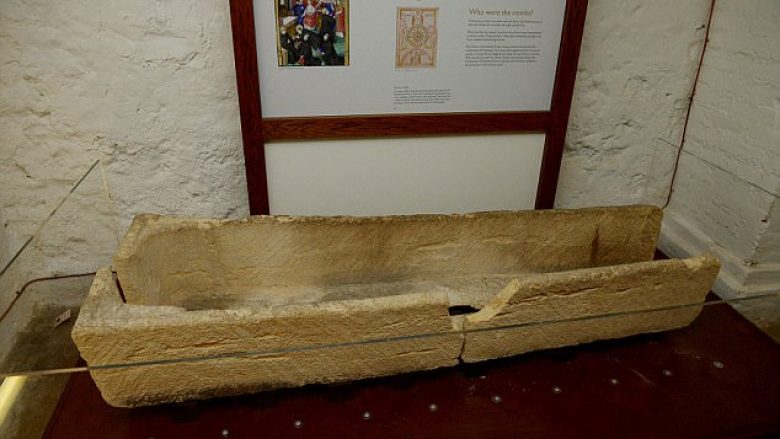 Prindërit e kanë thyer artefaktin 800-vjeçar, duke dashur ta fusin fëmijën brenda (Foto)