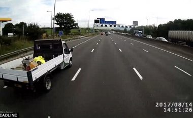 Punonjësi flinte në rimorkion e kamionit që lëvizte me mbi 100 kilometra në orë (Video)
