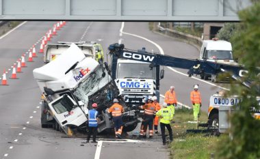 Angli, tetë të vdekur dhe tre të lënduar rëndë, nga përplasja e kamionëve me minibus (Foto)