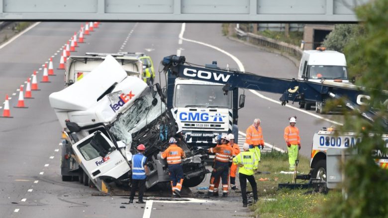 Angli, tetë të vdekur dhe tre të lënduar rëndë, nga përplasja e kamionëve me minibus (Foto)