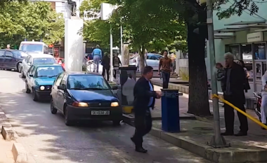 Reagim i shpejtë i sigurimit të Qendrës Klinike në Shkup, thyen laurën që të futet makina e ndihmës së shpejtë (Video)