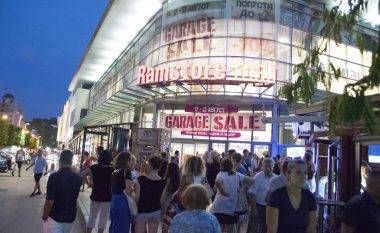 Fillon ”Garage Sale”, rrëmujë blerësish në Ramstore Mall (Foto)