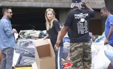 Një zemër e madhe si Rita Ora! Shfaqet duke dhënë ndihma për të prekurit nga uragani në Houston (Foto)