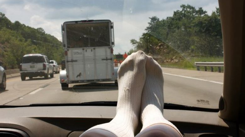 Rreziku i lartë nga vendosja e këmbëve në pjesën e përparme të veturës (Video)