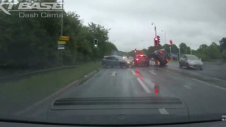 Rrotullohet makina SUV shkaku i përplasjes nga një veturë (Video)