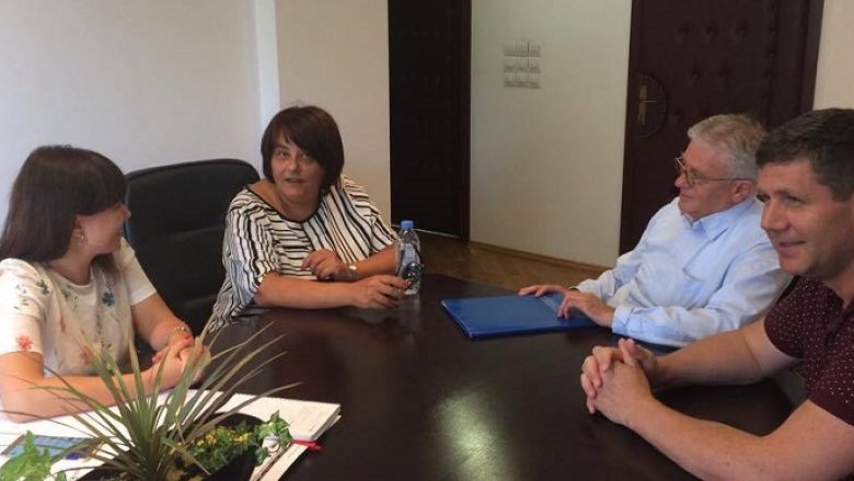 SHGM takohet me ministren Carovska për gazetarët që mbetën tepricë teknologjike nga radiot lokale