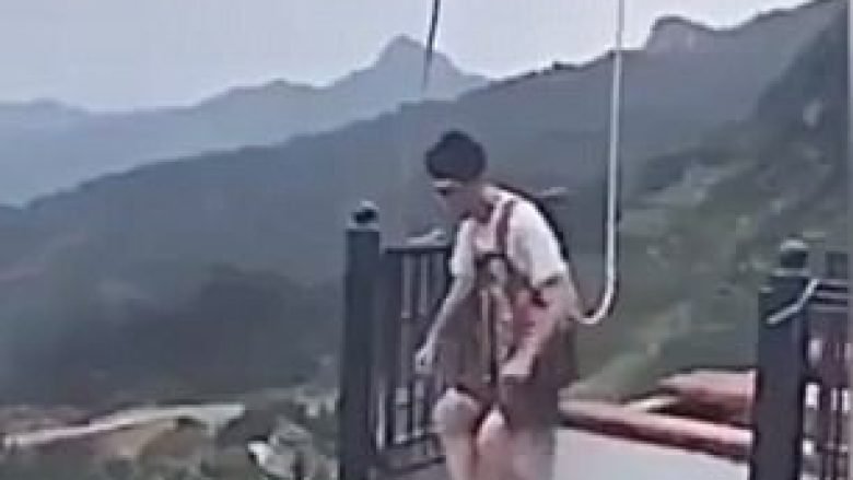 Sfida e ecjes nëpër urën pa mbrojtëse, turpërohet djali (Video)