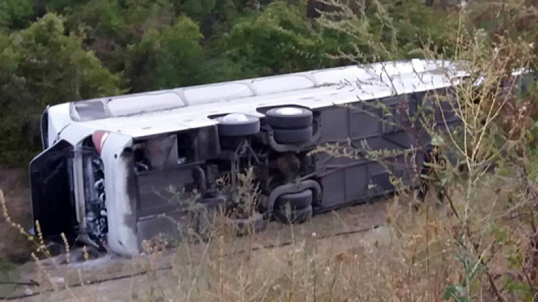 Tërhiqet autobusi i rrotulluar në aksidentin e komunikacionit në Veles (Foto)