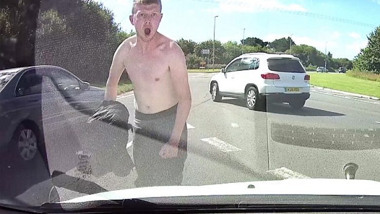 Shoferi i moshuar e ka mbajtur qetësinë, kur një person ia shqelmonte xhamin e veturës (Video)