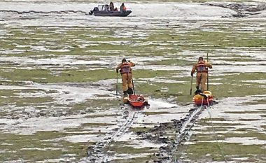 Shpëtohen tetë persona, kishin ngecur me barkë në baltën e liqenit (Foto)