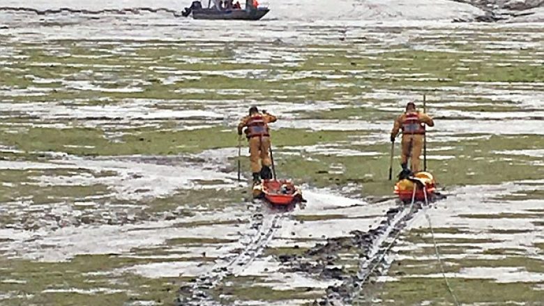 Shpëtohen tetë persona, kishin ngecur me barkë në baltën e liqenit (Foto)